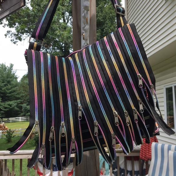 FASHION ANGEL Handbags - NWOT ADJUSTABLE STRAP ZIPPER BAG ‼️